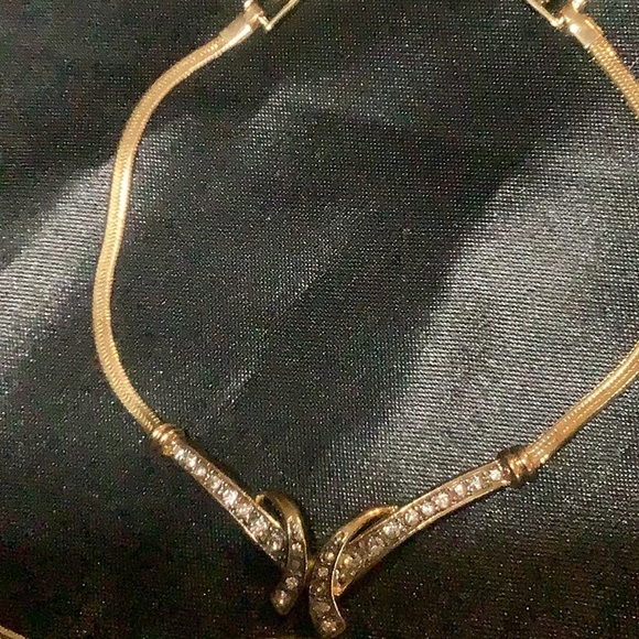 Vintage Avon, necklace, bracelet and earrings set. - Picture 13 of 16